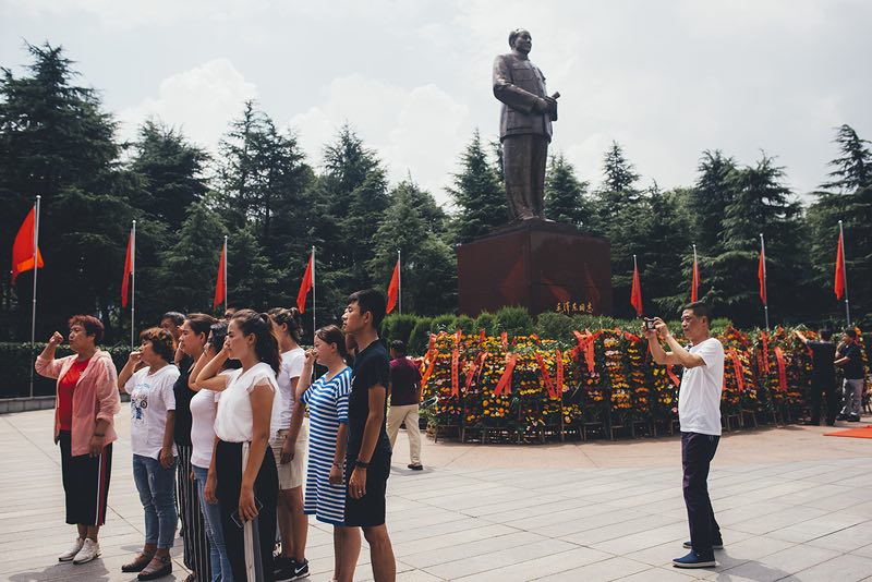 一位中国女留学生用镜头捕捉毛主席故居的情感现场