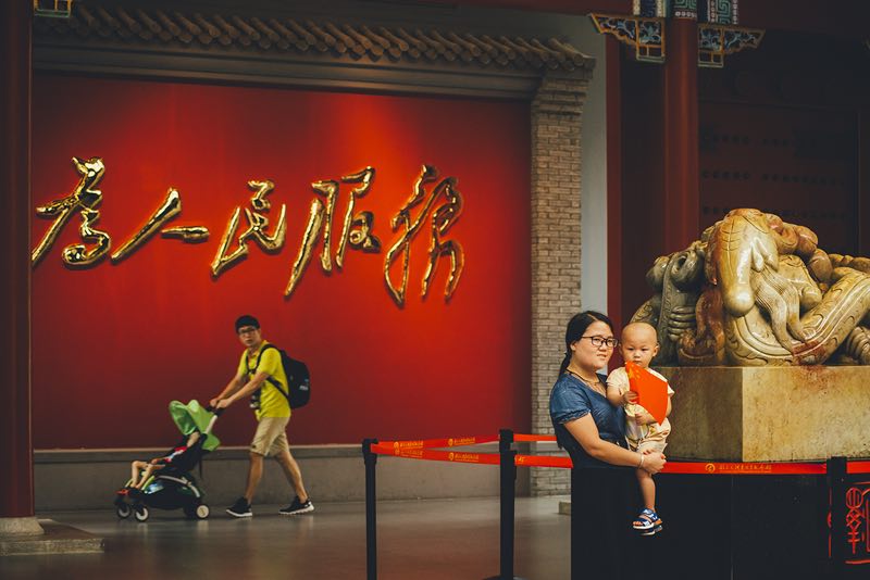 一位中国女留学生用镜头捕捉毛主席故居的情感现场