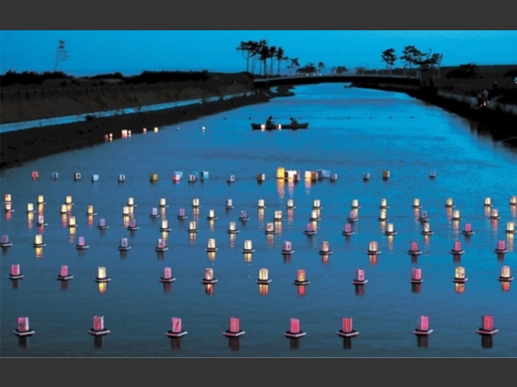 日本仙台市地震后首次夜里举办放灯笼活动