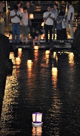 为了祭奠战争遇难者与祈祷和平 日本埼玉县举行放河灯活动