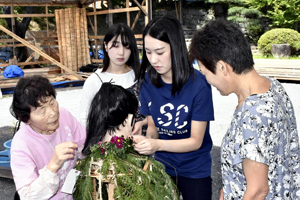日本二本松市的霞城公园举行“菊穿着体验”活动
