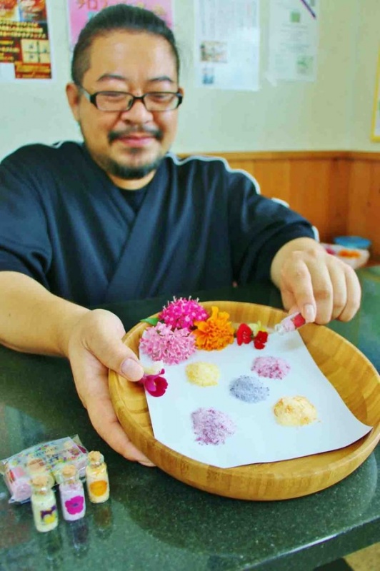 日本丰明市“滨蛸”章鱼小丸子店铺用食用花制成色彩丰富的盐