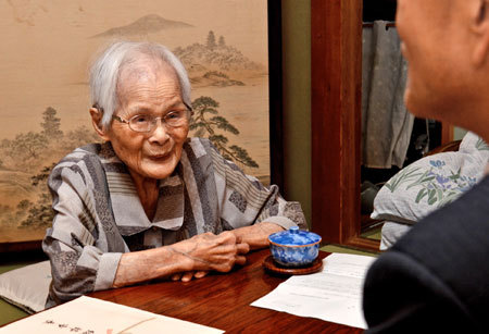 日本京都府北部的市长等人拜访高龄老人 为老人送上长寿祝福