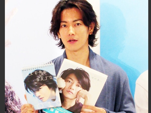 日本演员佐藤健在涩谷举行写真展 对《一半，蓝色》的结局很有自信
