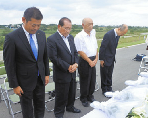 日本常总市洪灾爆发3周年  当地政府官员在决堤现场举行悼念仪式