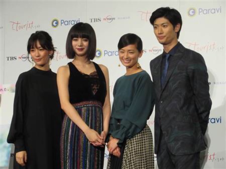 日本演员三浦春马 《tourist》首映会上被三位女演员“欺负”得招架不住