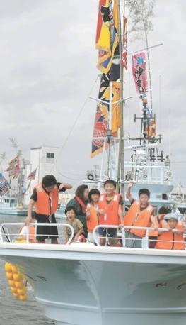 日本福岛县真野川渔港灾后恢复第3年  “鹿岛港祭”设置乘船体验