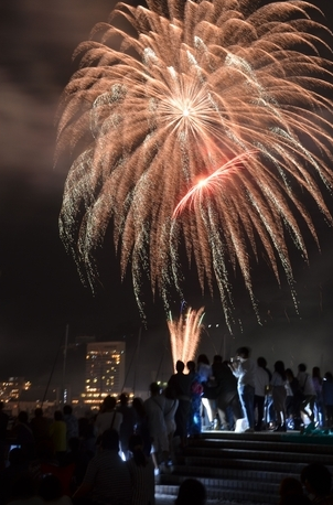 日本热海市“热海艺术节开幕  3000发烟花吸引众多游客