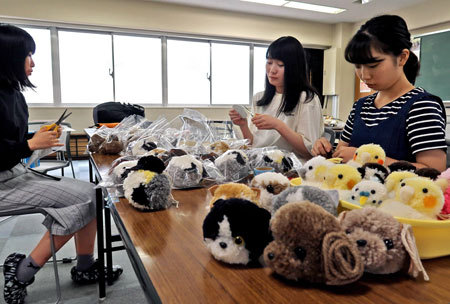 日本京都动物专门学校的学生们以售卖手工玩偶方式帮助动物