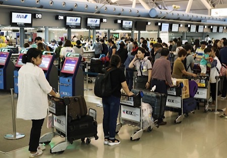 受21号台风影响的日本关西国际机场全面恢复旅客航班