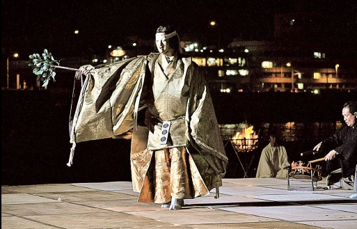 日本热海市日光海滩举办月之道薪能 上演自然之美的幽玄舞蹈