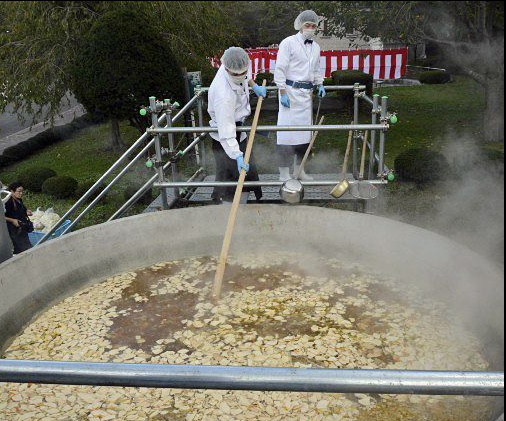 日本青森举办八户绳文火锅节 用重达3.6吨的巨型大锅现场制作“仙贝汁”