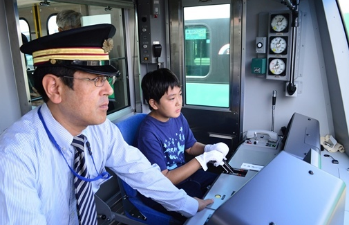 日本静冈市举行静冈铁路纪念活动 新车型A3000试驾体验吸引众多铁路迷