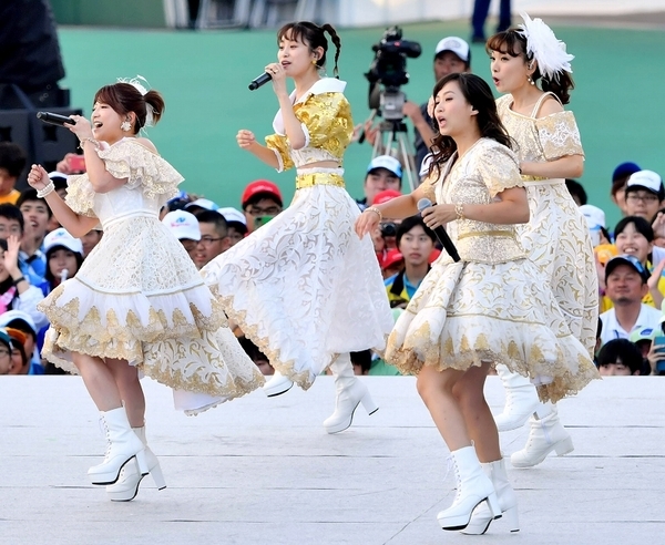 日本福井县举行日本全国残疾人运动会闭幕式 早安少女组登台热唱