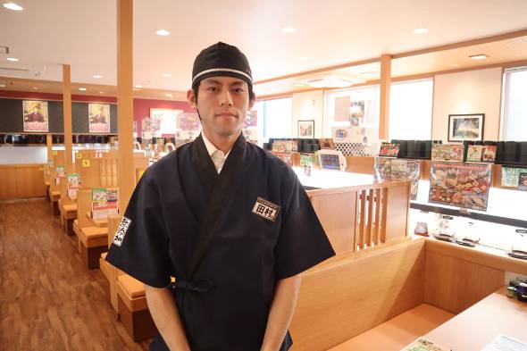 日本回转寿司店厨房长什么样？跟随记者探访くら寿司新店