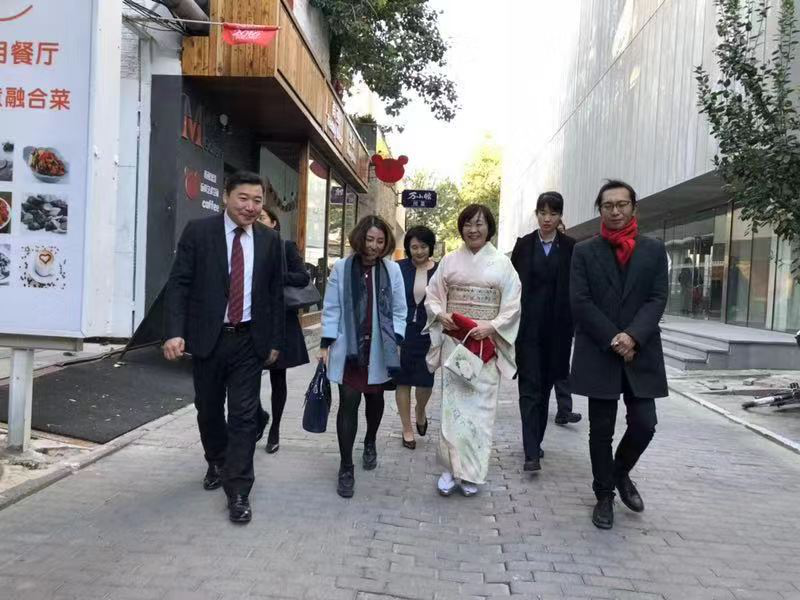 中日现代艺术的交流与碰撞 安倍首相夫人造访北京798文化艺术园