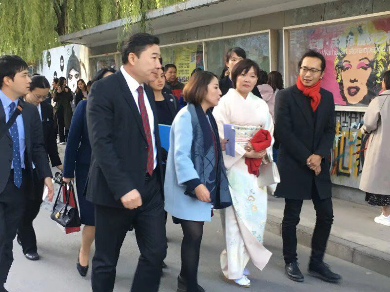 中日现代艺术的交流与碰撞 安倍首相夫人造访北京798文化艺术园