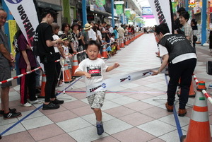 长崎县佐世保市举办50米短跑 男女老少均参与
