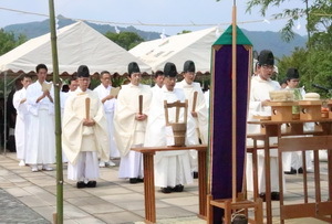 百名神职人员在长崎市和平公园为原子弹遇难者祈福