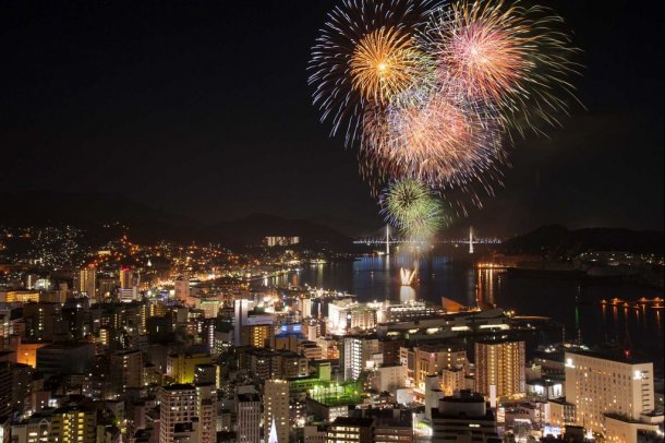 长崎港祭典正式开幕 7000发花火闪耀夜空
