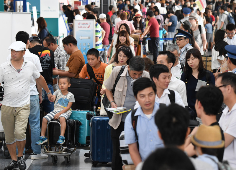 盂兰盆节假期到来 日本迎来了大量出国人潮
