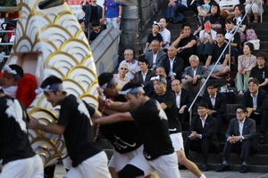 长崎市长参观各个城镇的舞町表演训练