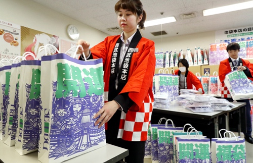 新年将至 日本西武百货公司推出1500种新年福袋