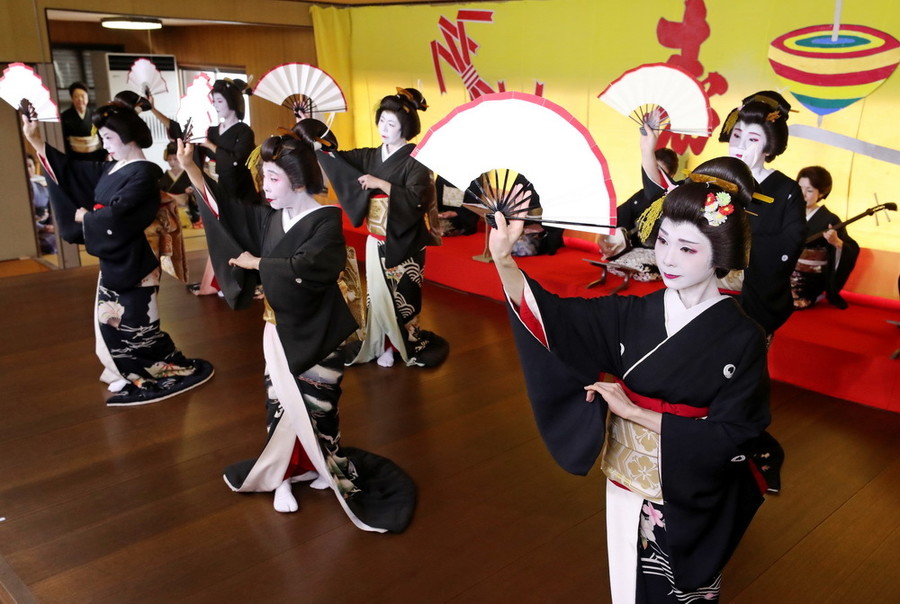 长崎艺伎表演展示华丽的新春之舞