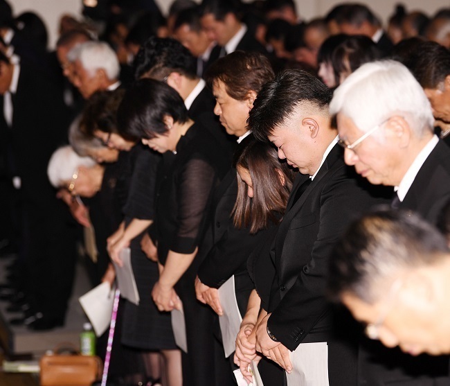 日本九州暴雨一年后 各地举行追悼会悼念死者