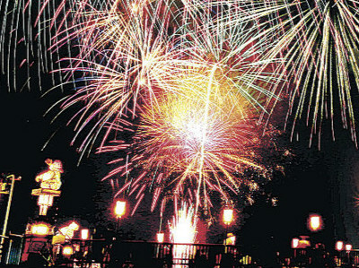 日本珠洲举行“灯笼山祭” 璀璨花火装点夜空