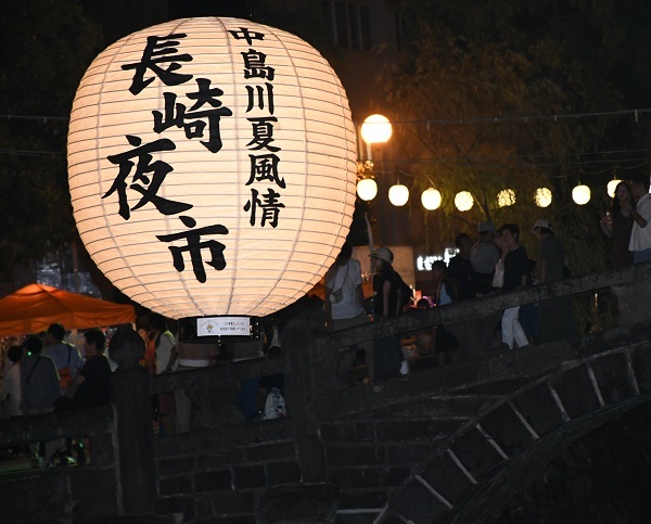 日本长崎夜市惊现2米高的大灯笼