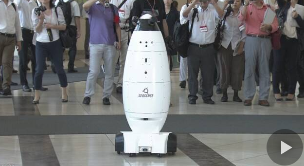 日本横滨地标大厦首次试验警备AI机器人