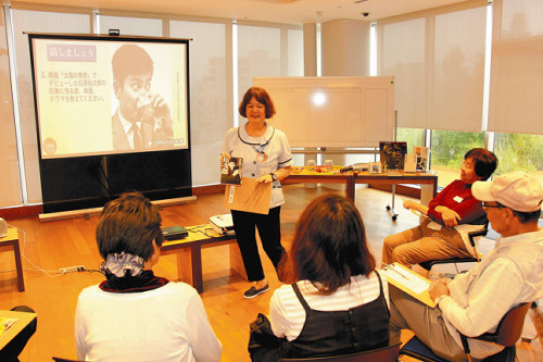 日本图书馆举办“读卖回想沙龙”活动  激活老年人的大脑