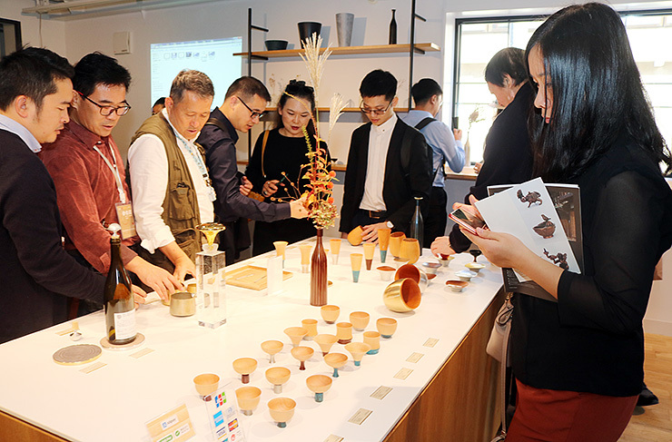 中国企业与财经作家吴晓波组成的视察团参观日本高冈市传统工艺