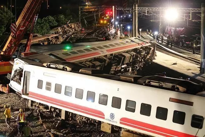 台湾列车脱轨原因曝光：日本列车设计存在安全隐患