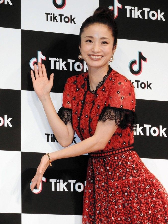 日本演员上户彩表示与女儿一同沉迷抖音
