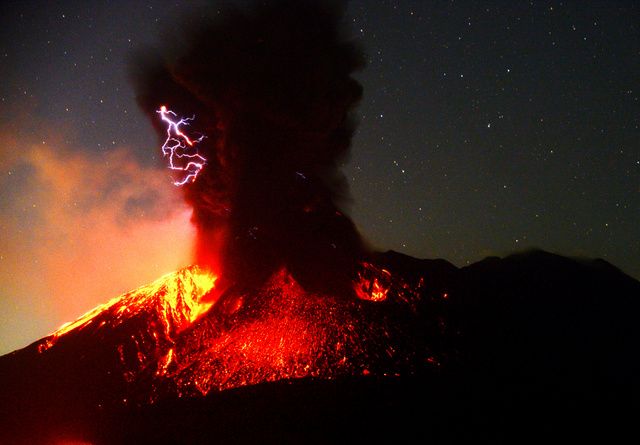 鹿儿岛市樱岛南岳山火山喷发 火焰最高达4000米以上
