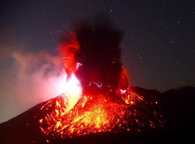 鹿儿岛市樱岛南岳山火山喷发 火焰最高达4000米以上