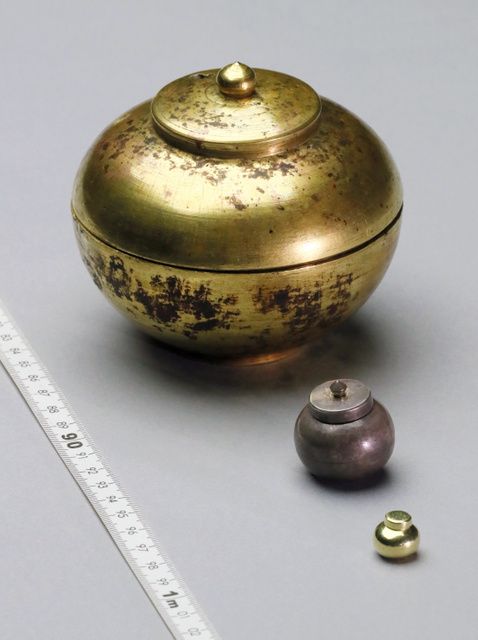 奈良当麻寺发现飞鸟时代的舍利子容器 金银铜各1件