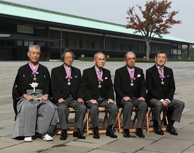 日本诺贝尔奖得主本庶佑身着和服出席颁奖式