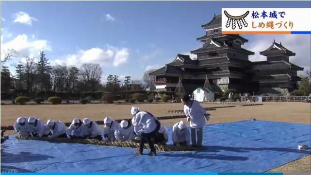 日本国宝松本城进行正月装饰草绳的编制