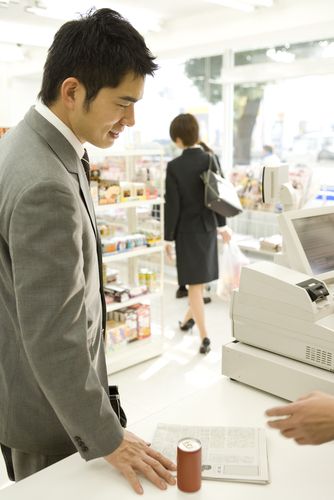日本便利店真敢取消24小时营业？