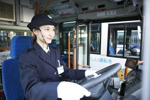 在日本何不选择坐在公交车里笑