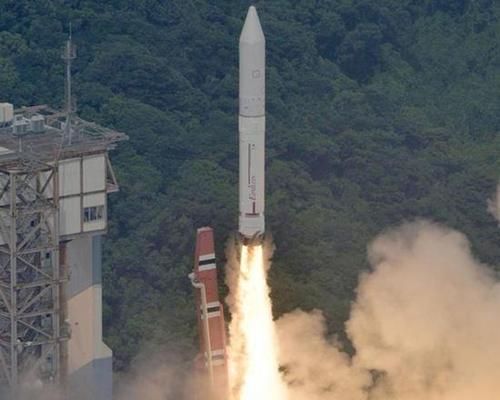 日本发射装有7颗人造卫星的“艾普斯龙”4号