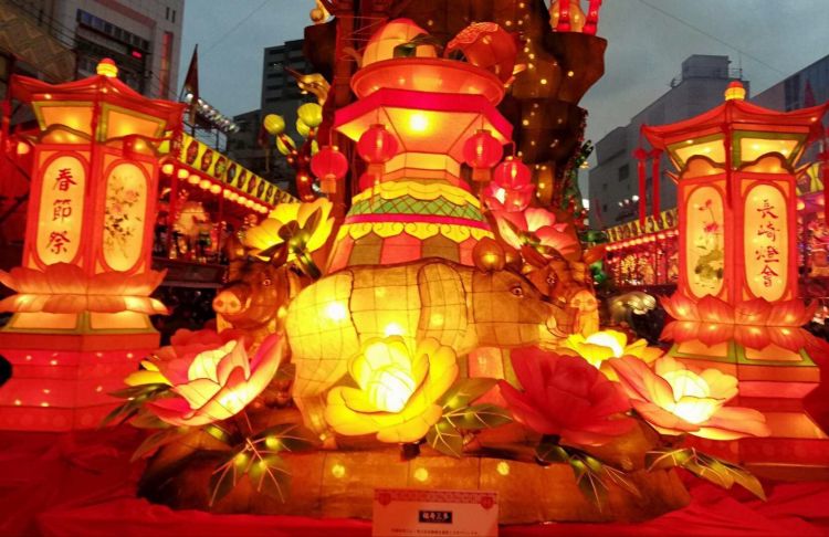 日本长崎灯会欢庆点灯 共祝中国新春