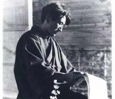 两代日本文学巨匠 60年接力完成的渣男故事，到底讲了些什么？