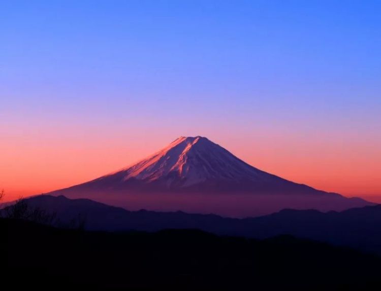 4- 富士山作为日本第一高峰,被日本人民誉为圣岳,也是日本重要国家