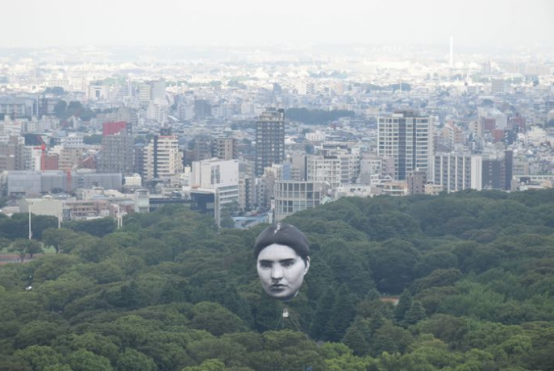 日本东京上空出现巨大“人脸”艺术展