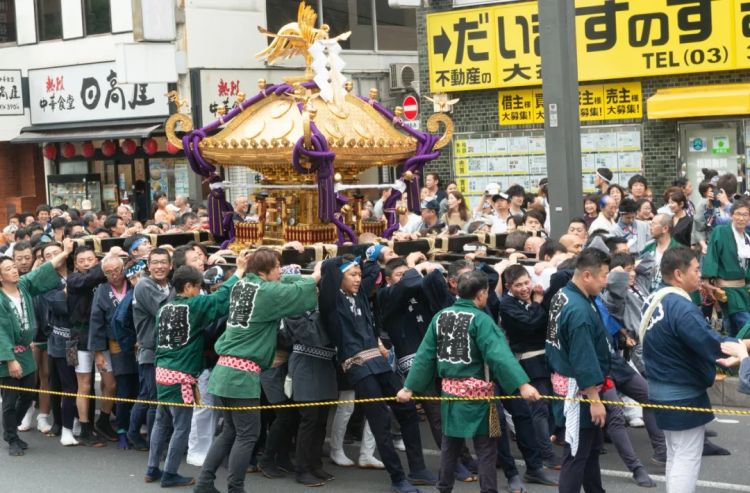 日本运动员的泳衣上为什么要写一个祭字