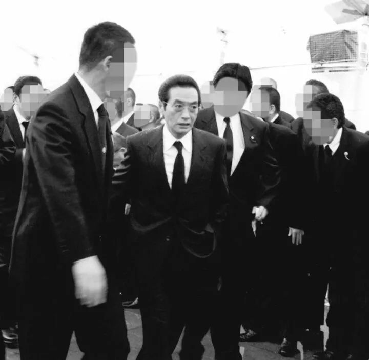 最终他辍学选择加入黑帮—工藤会最大分支田中组,秉持"做坏事不需要